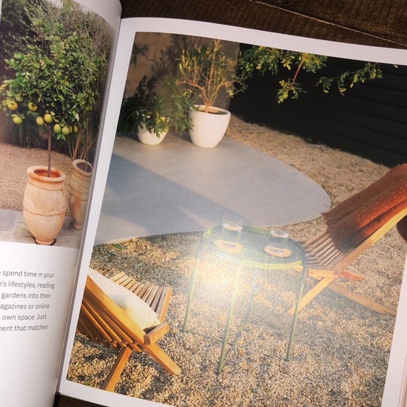 Marie Kondos tidy up minimalist coffee table hardcover book - Picture 7 of 11